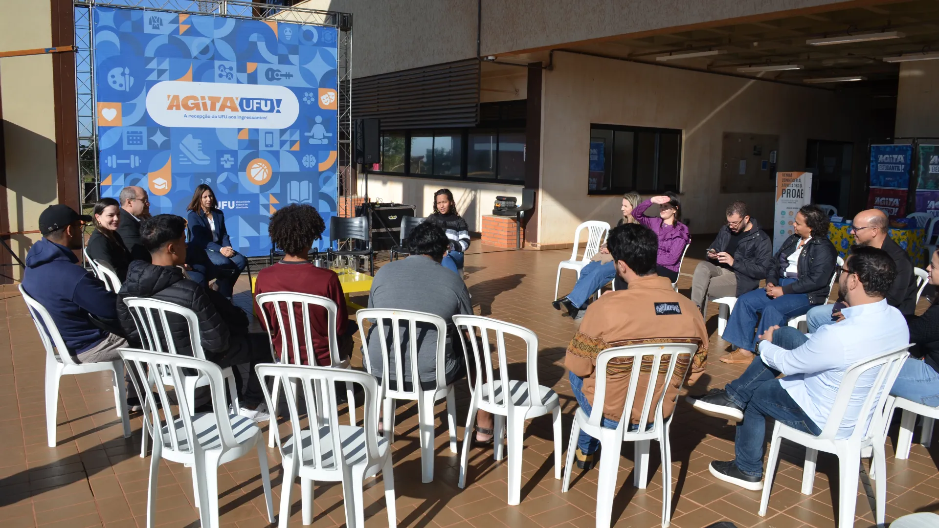 Ingressantes e representantes da UFU participam de uma roda de conversa do Agita UFU no Campus Glória.