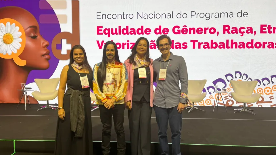 Equipe do PET-Saúde da UFU posa em encontro nacional sobre equidade de gênero, raça e etnia.